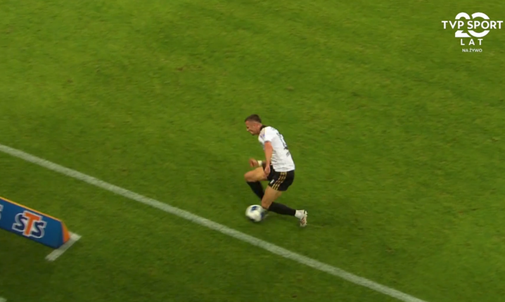 Tak Arkadiusz Reca ''URATOWAŁ'' PIŁKĘ, która zmierzała na aut xD [VIDEO]